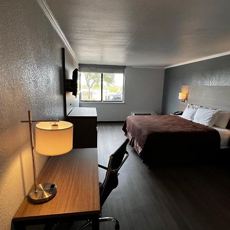 Super 8 By Wyndham Fort Worth Entertainment District Екстер'єр фото
