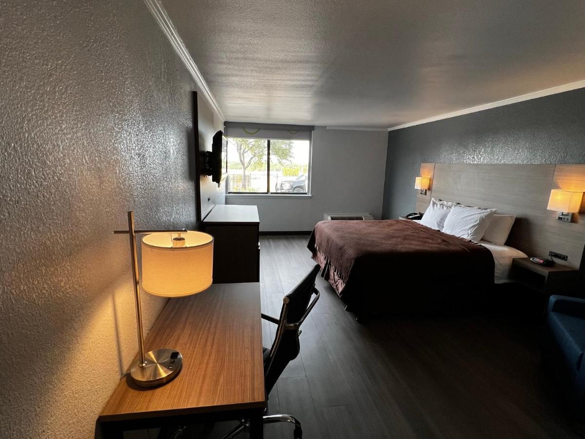 Super 8 By Wyndham Fort Worth Entertainment District Екстер'єр фото