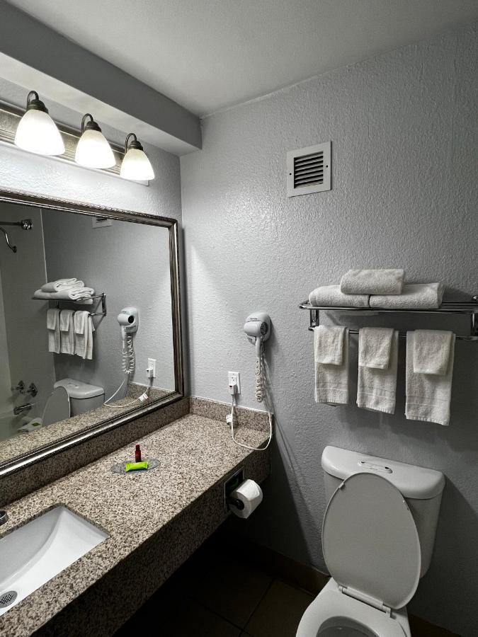 Super 8 By Wyndham Fort Worth Entertainment District Екстер'єр фото
